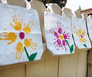 So pretty- flower bags other handprint ideas: butterflies, angelfish, see handprint animals pin footprints for the babies? Hand Print Art, Decorated Tote Bags, Easy Canvas, Mothers Day Crafts For Kids, Family Ideas, Handprint Crafts, Handprint Art, Sunday School Crafts, Mothers Day Crafts