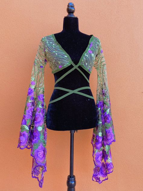 Green And Purple Outfit, Purple Floral Pattern, Fair Outfits, Rave Outfit, Purple Outfits, In Arabic, Festival Looks, Purple And Green, Fantasy Clothing