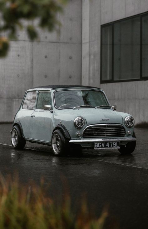 Mini Cooper Vintage, Vintage Mini Cooper, Mini Moris, Old Mini Cooper, Peel P50, Leyland Mini, Mini Cooper Wallpaper, Classic Mini Cooper, Austin Mini Cooper