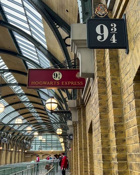 King's Cross Station aka: Platform 9¾ Discover the magic of King's Cross Station, one of London’s most iconic landmarks and the gateway to Platform 9¾! 🧳✨ Fans of the Harry Potter series will recognize this spot as the magical departure point for Hogwarts. It’s a must-visit for anyone wanting to experience a piece of wizarding history! Key Attractions: Platform 9¾: Visit the famous photo spot where you can pose with the luggage trolley as if you’re about to run through the wall to catch the... King Cross Station, Hogwarts London, London Overground, Kings Cross Station, Famous Photos, Luggage Trolley, Hogwarts Express, Harry Potter Series, Iconic Landmarks