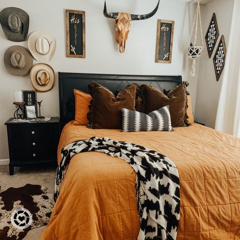 Western home. Western bedroom. Western decor. Paseo road. Rods western. Western Bedroom Decor, Western Rooms, Box Stitch, Western Bedroom, Knotty Pine, Bedroom Idea, Western Homes, Design Exterior, Western Home Decor