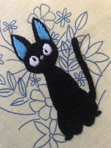 Embroidery Cat Eyes, Bordados Aesthetic, Black Cat Embroidery, Jiji Cat, Embroidery Jeans Diy, Embroider Ideas, Cat Embroidery, Bee Embroidery, Easy Embroidery