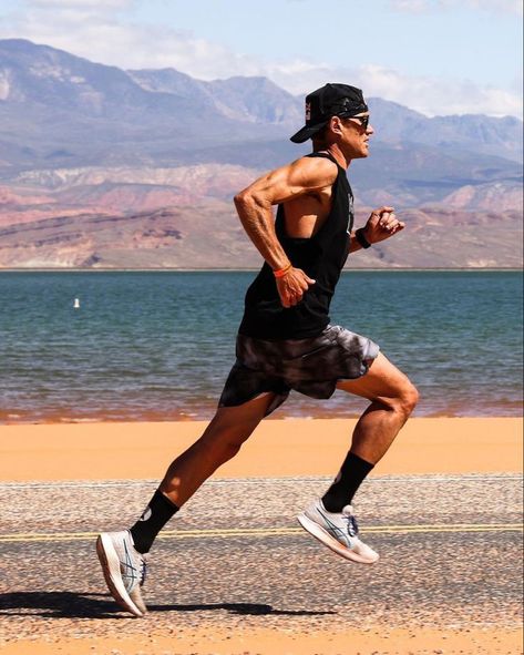 Jogging Aesthetic, Post Run Stretches, Running Pose, Fast Walking, Marathon Man, Running Photography, Women Athletes, Portraits Of Women, Running Photos