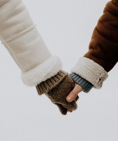 Winter Couple Aesthetic, Winter Couples Photoshoot, Winter Couple Pictures, Winter Family Photoshoot, Couple Photography Winter, Snow Couple, Snow Photoshoot, Winter Couple, Winter Maternity