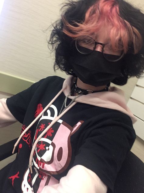 Black And Pink Short Hair, Short Fluffy Dyed Hair, Hair Inspo Color Short, Fem Alt Haircuts, Short Fluffy Emo Hair, Alternative Hair Short Fluffy, Alt Hairstyles Short Fluffy, Short Emo Haircuts, Fem Emo Hair