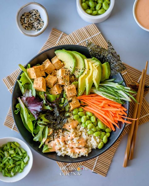 Vegan Poke Bowl Tofu Green Curry, Vegan Poke Bowl, Vegan Poke, Vegan Egg Rolls, Bowl Meals, Edamame Salad, Vegan Asian Recipes, Salad Rolls, Vegetable Fried Rice