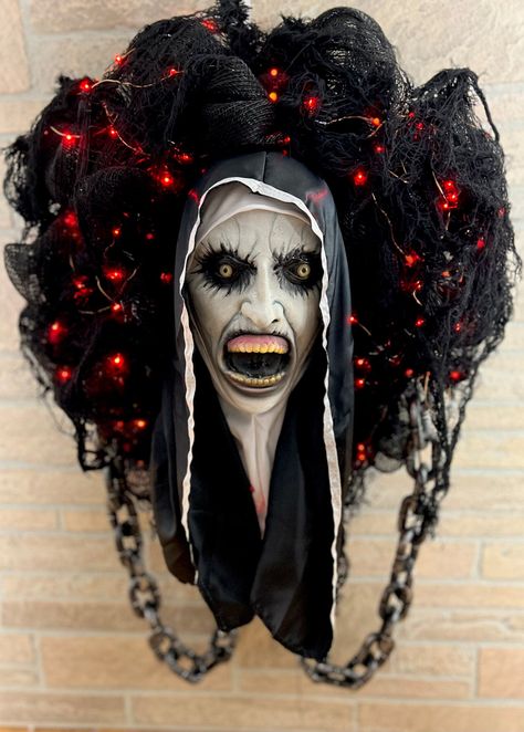 The Nun Valak, Halloween Decorations Party Scary, Scary Halloween Wreath, Nun Halloween, Horror Crafts, Lego Halloween, Beetlejuice Halloween, The Nun, Concord Nh