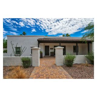 Sutton Home - Southwestern - Exterior - Phoenix - by E & S Builders | Houzz Southwestern Exterior, Industrial Home Exterior, Southwestern House, Entrance Landscaping, Driveway Entrance Landscaping, Adobe Home, Driveway Entrance, 2 Story Houses, Home Exterior