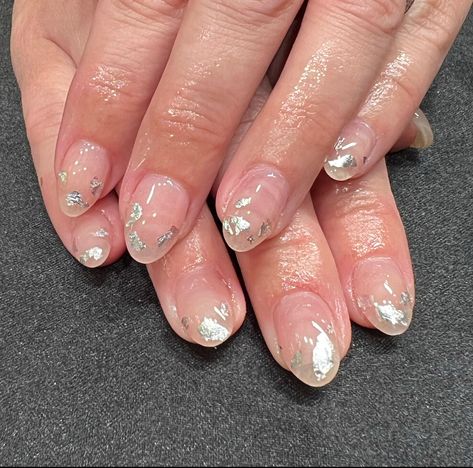 Nude with silver leaf foil = cute! #101customnails #nails #nailart #frehand #nailedit Metallic Flake Nails, Silver Flakes On Nails, Nails With Silver Flakes, Silver Flake Nails, Silver Leaf Nails, Silver Foil Nail Art, Silver Foil Nails, Nails With Silver Foil, Short Pink Nails