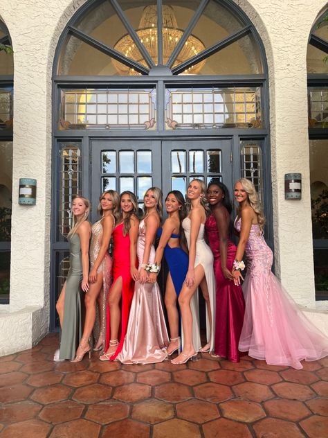 Prom Group Poses, Prom Photo Poses, Photo Poses Ideas, Prom Photography Poses, Prom Picture Poses, Prom Photoshoot, Prom Photography, Graduation Poses, Photography Trends