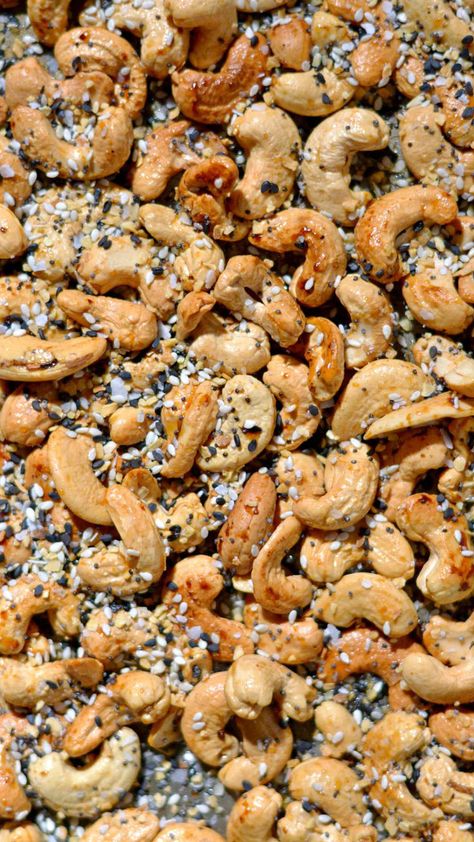 With only 4 ingredients, this honey roasted everything bagel cashew recipe is SO simple to make. You can use your favorite everything bagel spice mix or make your own. The hint of honey adds a touch of sweetness for the best sweet and salty flavor! No more buying these at the store, let me show you how easy they are to make them at home! Everything Bagel Cashews Recipe, Everything Cashews, Dill Pickle Cashews, Everything Bagel Cashews, Candied Cashews Easy, Unsalted Cashew Recipes, Roasted Cashew Recipes, Candied Cashews Recipes, Seasoned Cashews