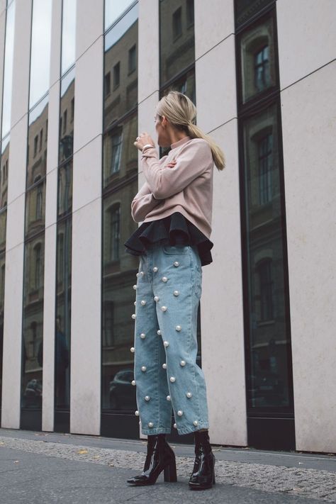 Pearl Jeans, Pearl Trend, Pearl Clothing, Moss Fashion, Animal Print Pants, Jeans Street Style, Autumn Look, Embellished Jeans, Style Savvy