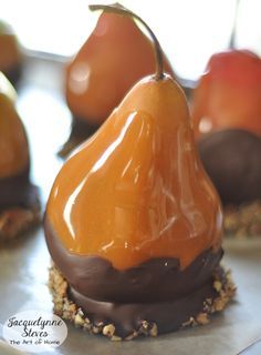 Chocolate Caramel Covered Pears- you could make these with apples, too. Delicious, easy to make, and really beautiful on your holiday table! Caramel Dipped Pears, Chocolate Covered Pears, Chocolate Dipped Apples, Divine Recipes, Dipped Fruit, Dipped Apples, Thanksgiving Chocolates, Candied Apples, Caramel Pears