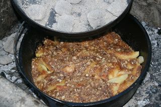 Dutch Oven Apple Crisp, Caramel Apple Cobbler Recipe, Caramel Apple Cobbler, Dutch Oven Desserts, Dutch Oven Recipes Cast Iron, Apple Cobbler Recipe, Dutch Oven Camping, Camp Food, Apple Cobbler