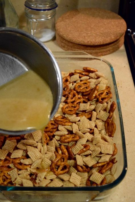 Beach Snack Mix Recipes, Honey Nut Chex Recipes, Wheat Chex Mix Recipes, Honey Chex Mix Recipes, Vanilla Chex Mix Recipes, Honey Nut Chex Mix Recipes, Chec Mix Recipe, Halloween Dinners, Chex Mix Recipes Sweet