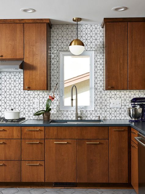 Source – Credit | © Fox Interiors Flat Panel Kitchen Cabinets, Geometric Tile Backsplash, Mid Century Modern Kitchen Remodel, Enclosed Kitchen, Mid Century Modern Kitchen Design, Modern Kitchen Renovation, Countertops White, Gray Floor, Modern Kitchen Remodel