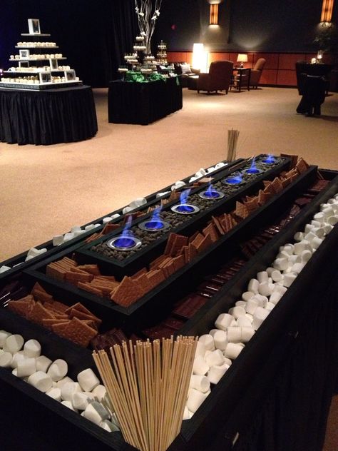 S'mores bar.... mmmmm S’mores Table, Smore Table, S’mores Bar, Smores Bar Wedding, Smores Bar Party, Wedding Late Night Snacks, Smores Bar, Bar Wedding Reception, Chocolate Bowls