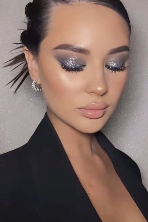 Makeup For Grey Dress, Makeup For Black Dress, Prom Makeup Ideas, Grey Eye Makeup, Silver Eye Makeup, Grey Makeup, Silver Makeup, Prom Look, Prom Eye Makeup