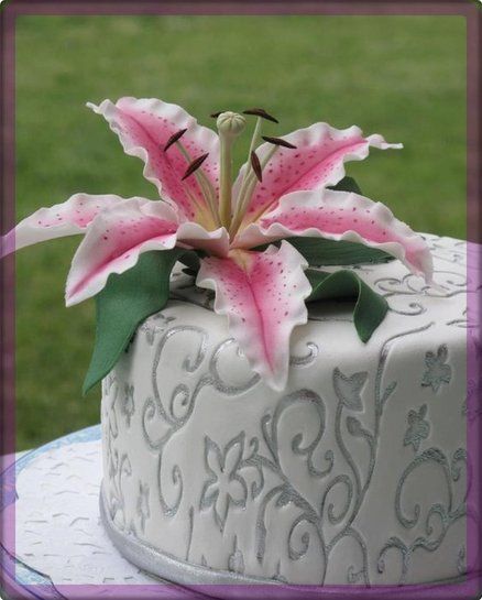 Tartas de cumpleaños - Birthday Cake - cake with fondant lily 3d Fondant Cake, Calla Lily Cake, 60 Cake, Fondant Designs, Pond Cake, Whimsical Cakes, Lily Cake, Cake With Fondant, Fondant Cake Designs