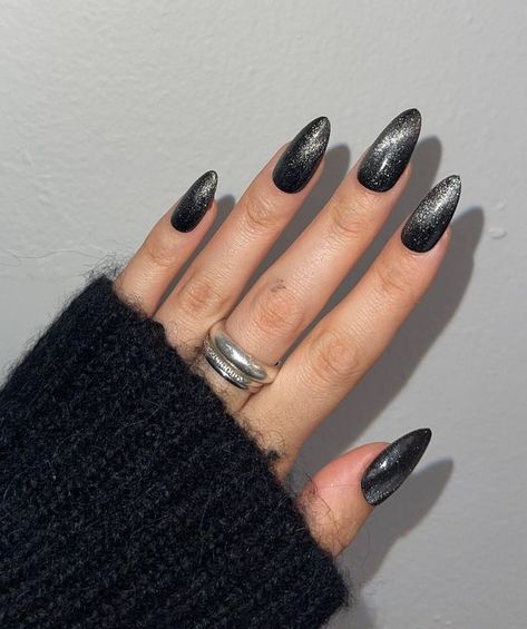 Glitter Nails Aesthetic, Eye Galaxy, Black Chrome Nails, Black Almond Nails, Black Halloween Nails, Black Nails With Glitter, Velvet Nails, Nails Aesthetic, Cat Eye Nails