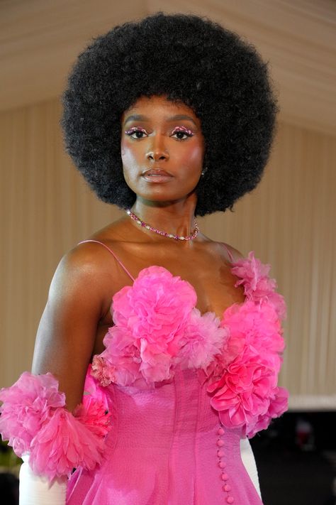 Kiki Layne Met Gala, Hair Makeup Looks, Kiki Layne, Neutral Lips, Bold Brows, Natural Hair Beauty, Black Femininity, Armani Beauty, Natural Hair Tips