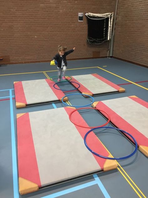 10 Ideeën voor oefeningen en spelletjes voor tijdens de gymles - Mamaliefde Olympics Gymnastics, Preschool Set Up, Gymnastics Camp, Gymnastics Lessons, Preschool Gymnastics, Elementary Pe, Physical Education Lessons, Pe Ideas, Social Skills Groups