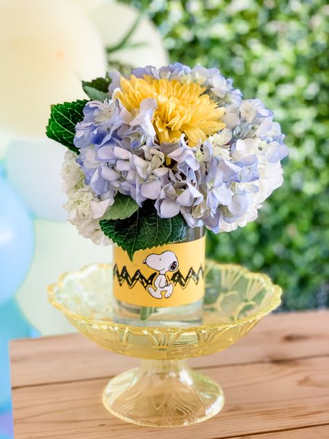 Snoopy peanuts gang flowers Peanuts Baby Shower Ideas, Snoopy Baby Shower Decorations, Snoopy Baby Shower Ideas, Snoopy Baby Shower Theme, Franklin Peanuts, Snoopy Nursery, Snoopy Baby Shower, Snoopy Baby, Cake Themes