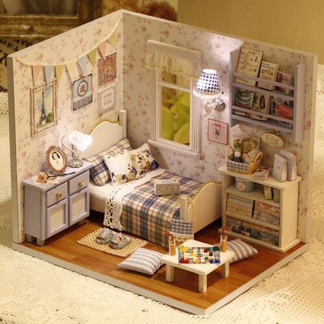 Dollhouse bedroom Selamat Hari Valentine, 3d Miniature, Dollhouse Bedroom, Dollhouse Miniatures Diy, Miniature Rooms, Dollhouse Toys, Diy Holz, Dollhouse Kits, Wooden Dollhouse