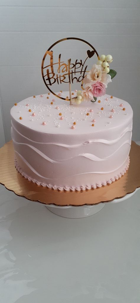 Small Sweet 16 Birthday Cake Ideas, Small Quince Cake, Simple Rose Gold Cake Ideas, Simple Round Cake Designs, Birthday Cake Designs For Women, Simple Birthday Cakes For Women, Simple 18th Birthday Cake, Birthday Cake Ideas Simple, Elegant Cake Ideas