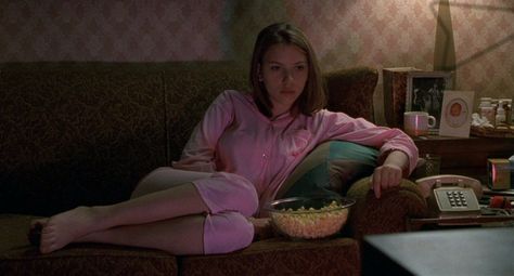 Ghost World - laying on couch, popcorn Ghost World Movie, Ghost World, Movie Screencaps, Film Grab, Lost In Translation, Walk Of Fame, Pose Reference Photo, Film Stills, Scarlett Johansson