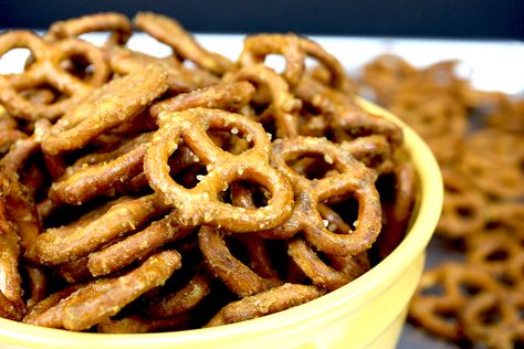 Diy Honey Mustard Pretzels, Honey Mustard Pretzels Recipe, Mustard Pretzels Recipe, Flavored Pretzels, Spicy Pretzels, Mustard Pretzels, Easy Homemade Snacks, Honey Mustard Pretzels, Tailgate Recipes