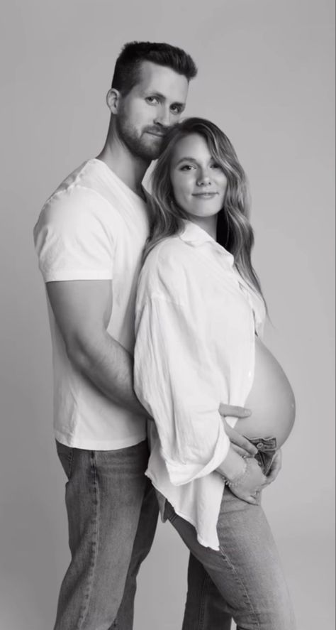 Maternity Photoshoot Flowy Dress, Maternity Photoshoot Outfits Studio, Indoor Maternity Photos, Pregnant Photoshoot, Studio Maternity Shoot, Maternity Studio Photoshoot, Family Maternity Pictures, Pregnancy Announcement Photoshoot, Studio Maternity Photos