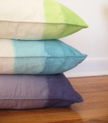 Tie Dye Pillow, Ombre Pillow, Dyed Pillows, Diy Ombre, Dip Dyed, Décor Diy, Diy Homemade, Diy Projects To Try, Shades Of Purple