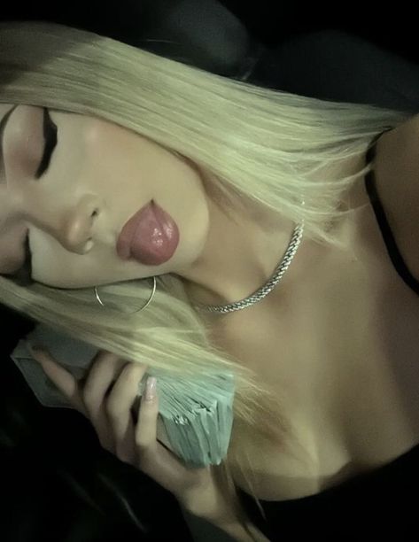 Pretty Girl Pfp Blonde Hair, Blonde Latina Aesthetic, Blonde Baddie Makeup, Blonde Baddie Aesthetic, Blonde Latina Hair, Blonde Latinas, Baddie Blonde, Blonde Baddie, Blonde Latina