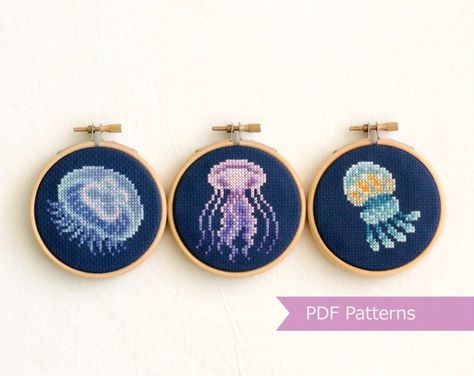 Jellyfish Cross Stitch, Things To Make With Yarn, Embroidery Floss Crafts, Moon Jelly, Amakusa, Subversive Cross Stitch, Small Cross Stitch, Elegant Embroidery, Simple Cross Stitch