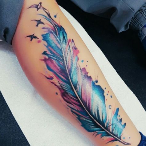 Watercolour Feather Tattoo, Colorful Feather Tattoo, Fem Tattoos, Deer Tattoos, Feather Tattoo Colour, Rose And Butterfly Tattoo, Tattoo Feather, Feather Watercolor, Women Watercolor