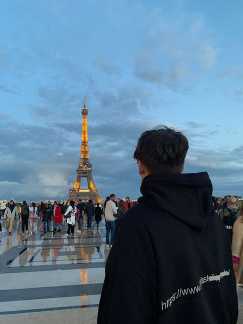 Paris Eiffelturm Love Date dating couple liebe Frankreich romantisch hübsch Pullover streetstyle junge Boy Inspiration Instagram Ästhetik Tourist View Ausblick Paris With Him, Insta Photo Ideas Paris, Paris Photo Ideas Men, Paris Boy Aesthetic, Eiffel Tower Photo Ideas, Europa Aesthetic, Duo Goals, Efile Tower, Paris Photo Ideas