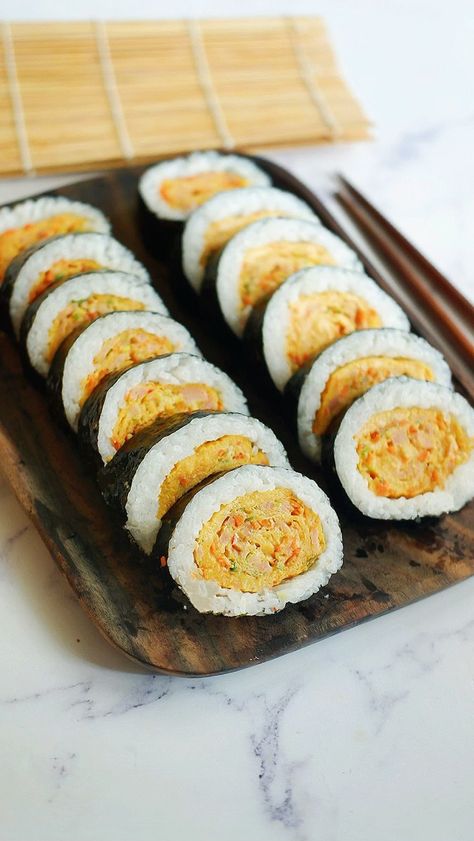 Egg Roll Kimbap Recipe https://fooooods.com/egg-roll-kimbap-stirwithme How To Make Kimbap, Egg Gimbap, Egg Kimbap, Kimbap Recipe, Korean Sushi, Egg Sushi, Resep Sushi, Breakfast Sushi, Healthy Sushi