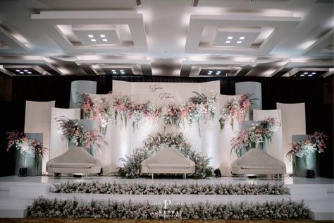 Inspirasi dekor pelaminan Dekorasi Wedding Simple, Background Pelaminan, Wedding Stage Design Simple, Dekor Wedding Pelaminan, Dekor Pelaminan, Dekorasi Wedding, Indoor Wedding Decorations, Wedding Stage Backdrop, Garden Wedding Reception