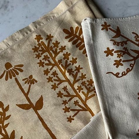 kristin field on Instagram: "mordanted painted & marigold dyed pieces that will be available this Sunday 🌼  These pieces are hand painted with mordant paste before dyeing, so the designs are not “perfect”. Personally I love the character hand painting gives them!   ✨ dyed with homegrown marigolds grown from @grandprismaticseed  ✨ organic cotton tea towels from @maiwa_naturaldyes" Lino Ideas, Printing Fabric, Block Printing Fabric, Cotton Tea Towels, Block Printing, Hand Painting, Natural Dyes, Tea Towels, Block Print