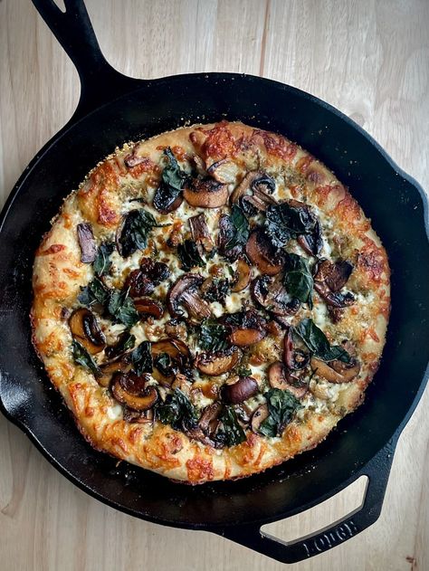 No-Knead Sourdough Skillet Pizza - Food & Ryne Sourdough Cast Iron Pizza, Sourdough Discard Pizza Dough Cast Iron, Sourdough Skillet, Sourdough Discard Pizza, Foccacia Recipe, Sourdough Pizza Crust, Cast Iron Pizza, Skillet Pizza, Iron Skillet Recipes