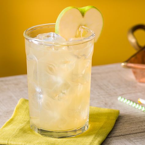 A perfect drink to transition from Summer to Fall, Jim Beam® Apple Bourbon Lemonade. Combine green apple infused bourbon with fresh lemonade and serve in a tall glass. Ade Recipe, Jim Beam Apple Recipes, Bourbon Mixed Drinks, Bourbon Lemonade, Infused Bourbon, Apple Bourbon, Cocktail Recipes Whiskey, Bourbon Recipes, Hey Bartender