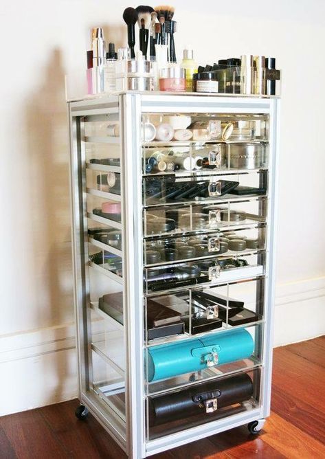 Rangement Makeup, Penyimpanan Makeup, Makeup Station, Beauty Organization, Yoga Workouts, Vanity Room, Vanity Organization, Make Up Organiser, Beauty Storage