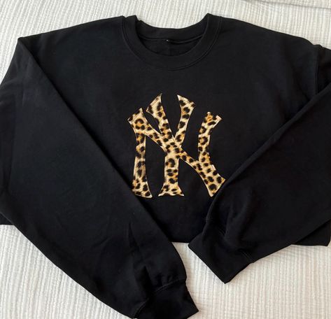 Black Crewneck with Ny Yankees cheetah print patchwork Cheetah Print Clothes, Cheetah Clothes, Cheetah Print Outfits, Hoodie Diy, Patchwork Clothes, Diy Sweatshirt, Swimsuits Outfits, Black Crewneck, Ny Yankees