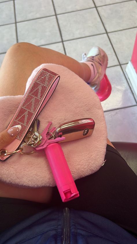 Pink Luxury Cars, Aesthetic Car Keys, Cute Keychain Aesthetic, Cars Nails, Car Keychain Ideas, Pink Luxury, Girly Car Accessories, Pink Keychain, Pink Tumblr Aesthetic