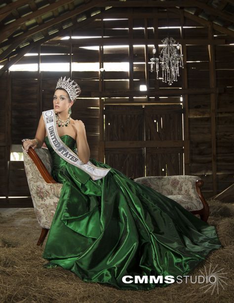 Pageant Headshots With Crown, Photoshoot Chair, Green Dress Gown, Pageant Photoshoot, Pageant Pictures, Queen Photography, Pageant Winner, Fashion Photography Studio, Pageant Photography