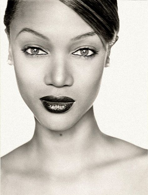 Super Models, America's Next Top Model, Photos Of Eyes, 90s Supermodels, Tyra Banks, Drawing Faces, 90s Models, Super Model, Black Room