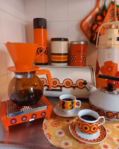 Vintage Orange Kitchen, Retro House Decor Ideas, 70s Kitchen Aesthetic, 70’s Kitchen, 60s Kitchen, Camp Design, 70s Kitchen, Retro Kitchenware, Retro Camping