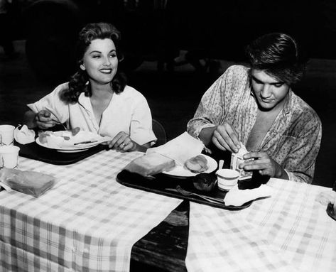 Love Me Tender = Elvis Presley 1956 - avec Debra Paget a table Elvis Love Me Tender, Debra Paget, Love Me Tender, I Love Cinema, 20th Century Fox, American Singers, Elvis Presley, Love Me, Rock And Roll