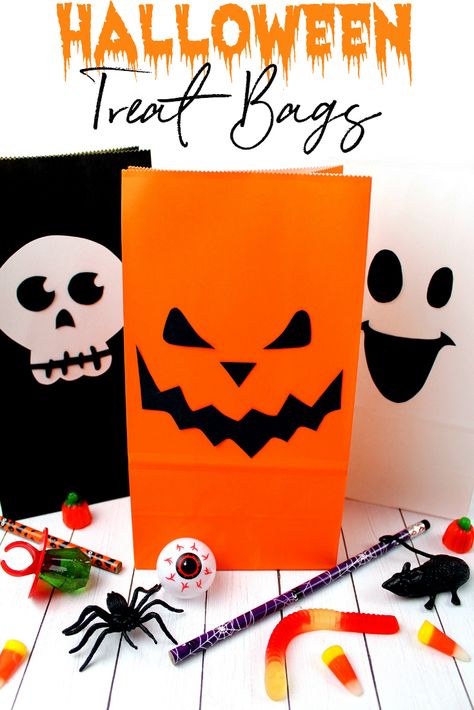 Halloween Loot Bags Diy, Halloween Party Bags Diy, Diy Halloween Treat Bags, Diy Party Bags, Halloween Treat Bags Diy, Spooky Diy, Diy Halloween Treats, Fun Diy Craft Projects, Room Decor Crafts